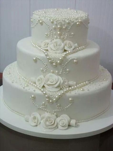 Beautiful Wedding Cakes Elegant Simple, Romantic Wedding Cake Vintage, Simple Elegant Wedding Cakes, Super Torte, Vintage Pasta, Dream Wedding Cake, Lace Wedding Cake, Romantic Wedding Cake, Chocolate Wedding Cake