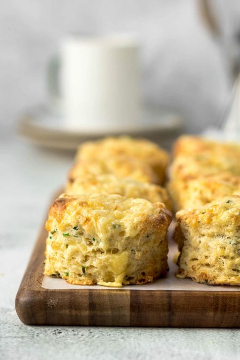 These easy, light and fluffy cheddar cheese and chives scones come together in a matter of minutes. Cheddar And Chives Scones, Chive And Cheddar Scones, Cheese Scones Recipe Uk, Cheddar And Chive Scones, Savory Scones Recipe Easy, Scones Recipe Uk, Cheddar Chive Scones, Cheddar Scones Recipe, Cheese And Chive Scones