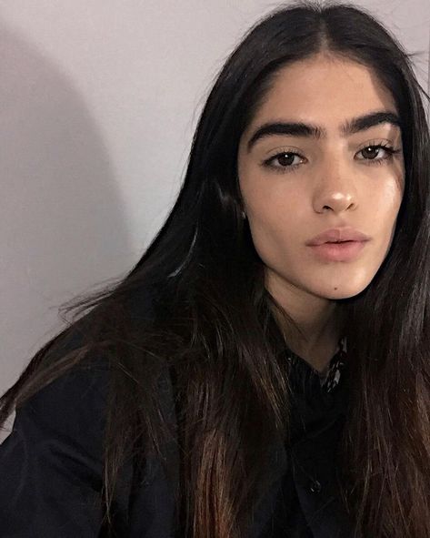 Thick Eyebrows Natural, Thicker Eyebrows Makeup, Natalia Castellar Calvani, Natalia Castellar, Eyebrows Goals, Bushy Eyebrows, Black Brows, Black Eyebrows, Beautiful Eyebrows