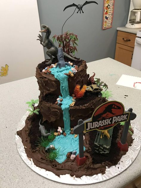 Jurassic Park Birthday Cake, Fête Jurassic Park, Jurassic Park Cake, Jurassic World Cake, Jurassic Park Birthday Party, Red Birthday Cakes, Jurassic Park Party, Jurassic Park Birthday, Whiskey Cake