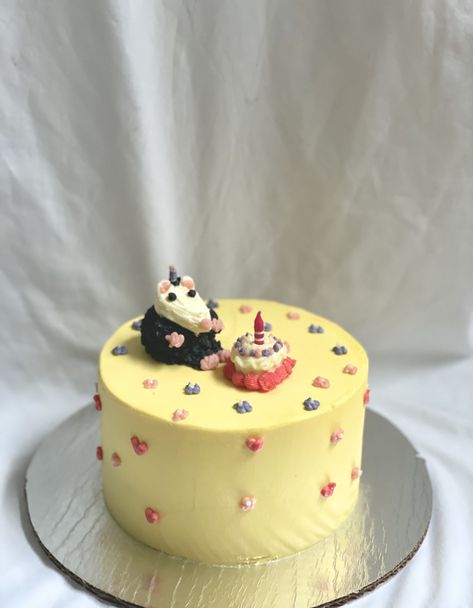 Rat Cakes Birthday, Cute Lemon Cake, Silly Birthday Cake, Possum Cake, Cute Birthday Cake Ideas, Cute Cat Cake, Capybara Cake, Cute Cake Ideas, Ugly Cakes