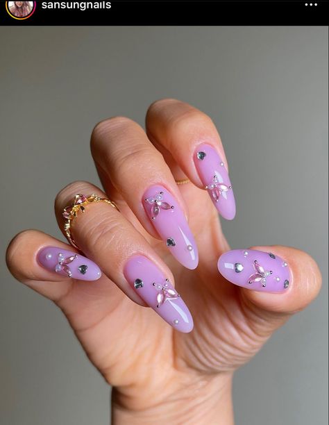 Nails With Real Flowers, Nail Butterfly, Light Purple Nails, Lilac Nails, Butterfly Heart, French Acrylic Nails, Almond Shape, Fake Nail, Spring Nail