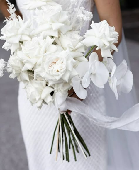 Mwl Bridal, Unique Bridal Dresses, Winter Bridal Bouquets, Modern Wedding Bouquets, Simple Wedding Bouquets, Garden Ceremony, Bridal Bouquet Flowers, Wedding Floral Centerpieces, White Bridal Bouquet