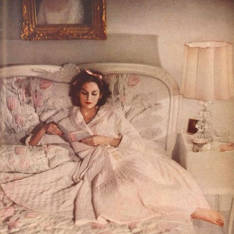 How to dress like it's the 1960s at home. Strawberry Eclair, 1940s Aesthetic, Dress Etiquette, Artist Things, Loose Art, Pretty Bedrooms, Primadonna Girl, Frilly Shorts, Vintage Loungewear