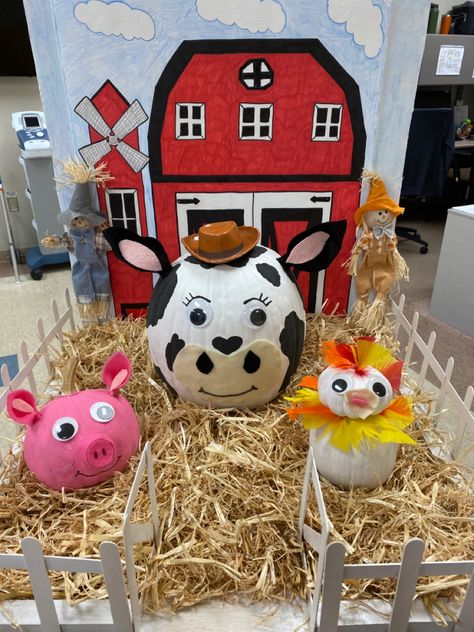 No carve pumpkin farm Uncut Pumpkin Decorating, Pumpkin Animals Ideas, Classroom Pumpkin Decorating, Painted Chicken Pumpkin, Trunk Or Treat Cow Theme, Farm Themed Pumpkin Carving, Cow Pumpkin Decorating, Pumpkin Contest Ideas No Carve Hospital, Farm Pumpkin Carving Ideas