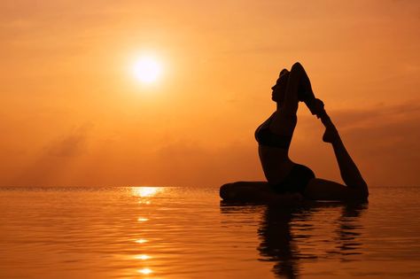 Wife Photoshoot, Yoga Inspiration Photos, Yoga On The Beach, Beach Silhouette, Yoga Photoshoot, Couple Beach Photos, Trendy Photography, Yoga Inspo, Beach At Sunset