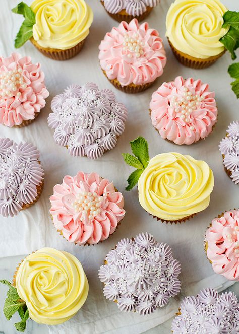 How to make beautiful spring flower cupcakes, roses, zinnias, and hydrangeas. Cupcake Creme, Cupcake Receptek, Hydrangea Cupcakes, Tea Sweets, Cupcakes Flores, Rose Cupcake, Spring Cupcakes, Mini Cupcake, Rose Cupcakes