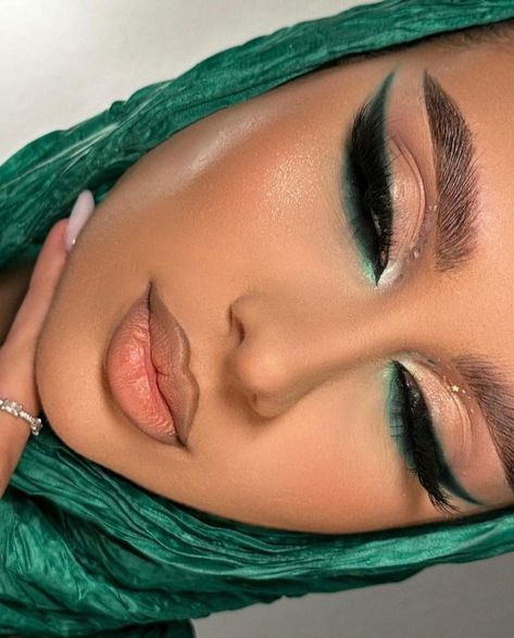 Emerald Makeup Looks Black Women, Olive Green Eyeshadow Looks, Makeup Vert, Emerald Green Makeup, Nikkah Makeup, Makeup Verde, Green Dress Makeup, Colourful Makeup, Green Eyeshadow Look