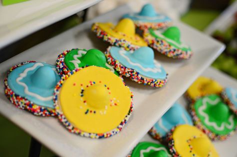 Sombrero cookies at a Fiesta #fiesta #cookies Fiesta Cakes, Sombrero Cookies, Mexican Graduation, Mexican Fiesta Birthday Party, Cinco De Mayo Party Ideas, Fiesta Party Ideas, Mexican Theme Party, Fiesta Cake, Disney Coco