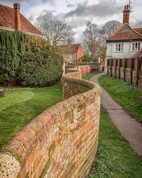 15 Pics Of Wavy Crinkle Crankle Garden Walls That Take Fewer Bricks To Build Than Straight Ones Brick Wall Exterior, Wall Designs Ideas, Brick Wall Gardens, Ribbon Wall, Garden Walls, Growing Fruit Trees, Brick Fence, Brick Garden, British Garden