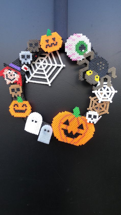 Spraymalet halmkrans og perleplader Peeler Bead Halloween, Halloween Hama Beads Patterns, Halloween Hama Beads, Halloween Perler Bead Patterns, Perleplader Ideas, Perler Halloween, Hama Beads Halloween, Halloween Perler, Dulces Halloween