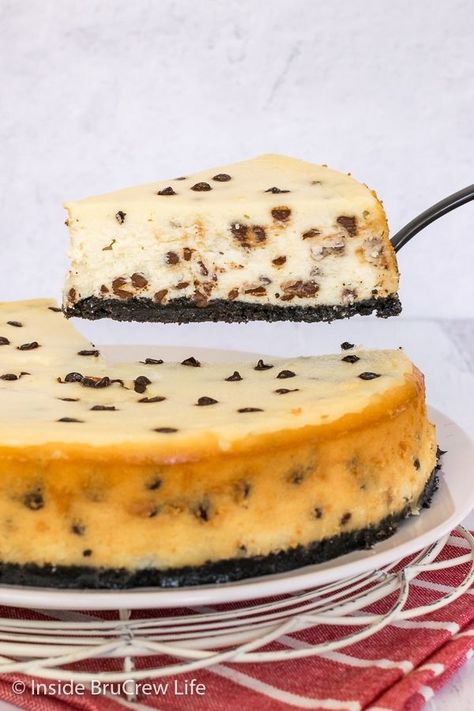 Easy Chocolate Chip Cheesecake, Cheesecake With Oreo Crust, Fun Cheesecake Recipes, Vanilla Cheesecake Recipes, Oreo Crust Cheesecake, Sour Cream Cheesecake, Oreo Cookie Crust, Cheesecake Mini, Vanilla Cheesecake