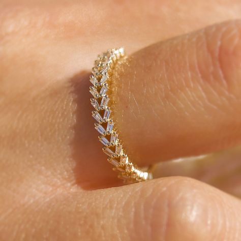 💫 La Kaiser Jewelry 💫 on Instagram: “✨ Focusing in on the details ✨ Our 14kt Diamond Rope Of Love Ring is the perfect alternative to the traditional Diamond eternity band 💕…” Simple Diamond Band, Stacked Diamond Bands, Diamond Half Eternity Band, Half Eternity Wedding Band, Traditional Diamond, Solid Gold Band, Simple Diamonds, Ring Stack, Half Eternity Band