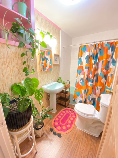 Retro Theme Bathroom, Aesthetic Colorful Bathroom, Bright Fun Bathroom Ideas, 70s Aesthetic Bathroom Decor, Vibrant Bathroom Decor, Maximalist Bathroom Apartment, Funky Apartment Bathroom, Gen Z Bathroom Decor, Bright Colorful Bathroom Ideas