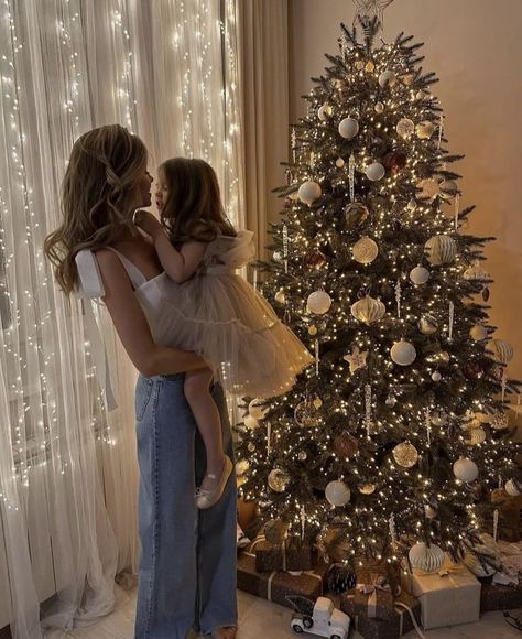 Christmas Family Aesthetic, Christmas Aesthetic Family, Family Christmas Aesthetic, Cute Christmas Aesthetic, Christmas Photoshoot Outfits, Christmas Photoshoot Ideas Family, Christmas Outfit Aesthetic, Daughter Aesthetic, Christmas With Kids