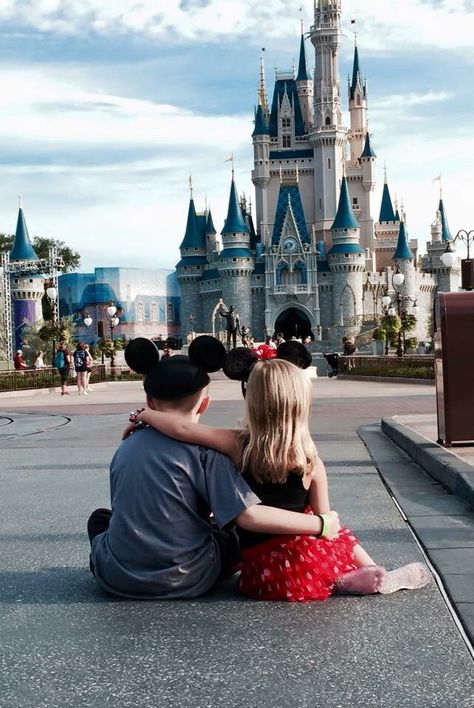 Disney Engagement Pictures, Disney Photoshoot, Date Spots, Photo Disney, Proposal Inspiration, Disney Poses, Disney Picture Ideas, Disneyland Photography, Wedding Disney