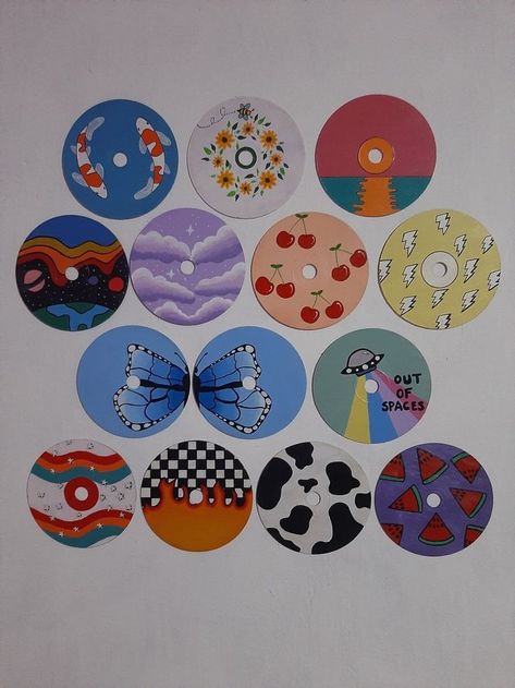 Small Record Painting Ideas, Cute Painted Records, Painted Records On Wall, Paint Cd Ideas, Discs On Wall Aesthetic, Cd Boyama Aesthetic, Cds On Wall Ideas, Cd Disk Art, Record Painting Ideas Hippie