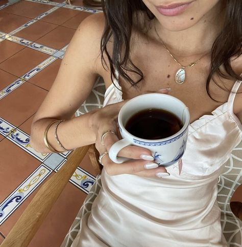 Eva Meloche, Chica Cool, Italian Summer, Foto Ideas Instagram, A Cup Of Coffee, Summer Dream, European Summer, Up Girl, Cup Of Coffee