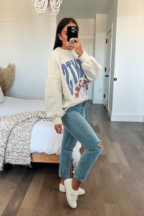 Superga Cotu Outfit, Ripped Jeans And Sneakers Outfit, Sweatshirt And Jeans Outfit Winter, Jeans Outfit With Sneakers, Sweatshirt Jeans Outfit, Hoodie Jeans Outfit, Jeans And Hoodie Outfit, Superga Sneakers Outfit, Ripped Jeans Outfit Winter