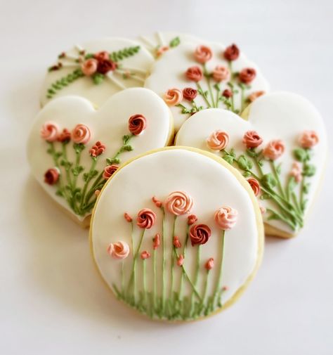 Shortbread Cookie Designs, Oval Cookies Decorated, Pretty Cookies Decorated, Spring Cookie Ideas, Fondant Flower Cookies, Beginner Sugar Cookie Designs, Easy Sugar Cookie Designs, Royal Iced Cookies Ideas, Spring Cookie Flavors