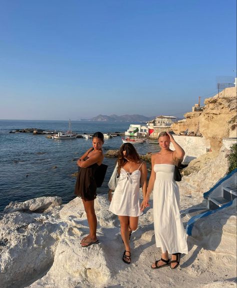 Greek Island Outfits, Greece Girl, Summer With Friends, European Summer Aesthetic, Greece Outfit, Holiday Outfits Summer, Greek Summer, Greece Summer, Senior Trip