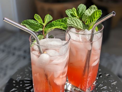 Jalapeno Mojito Recipe, Strawberry Mojito Recipe, Mojito Recipe Classic, Bartending Tips, Mojito Ingredients, Classic Mojito, Strawberry Mojito, Vodka Lemonade, Breakfast Burger