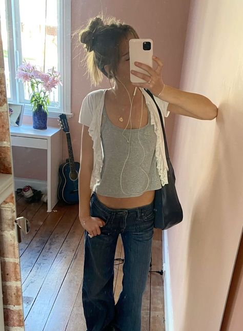 Gray Tank Top Outfit, 00s Mode, Cooler Style, Fits Clothes, Stockholm Fashion, Swaggy Outfits, Mode Inspo, Cute Everyday Outfits, True Religion Jeans