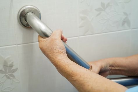 7 Bathroom Grab Bar Locations and Uses To Consider for Improving Elderly Bathroom Safety Remove Bathtub, Shower Grab Bar, Grab Bars In Bathroom, Walk In Bath, Bathtub Walls, Retro Living Rooms, Bathroom Safety, Aging In Place, Grab Bar