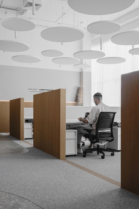 Vizor Interactive Offices - Minsk Modern White Office Design, High Ceiling Office Design, Ceiling Design Office, White Office Interior, Head Office Design, Smart Office Design, Minimalist Classroom, Office Lighting Ideas, Minimal Office Design