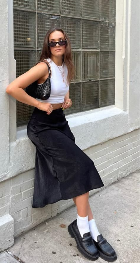 Loafer Midi Skirt Outfit, Black Mid Length Skirt Outfit, Long Black Skirt With Loafers, Loafers With Midi Skirt, Maxi Black Skirt Outfit Summer, Loafers And Midi Skirt, Maxi Skirt Loafers, Long Skirt Loafers Outfit, Maxi Skirt With Loafers