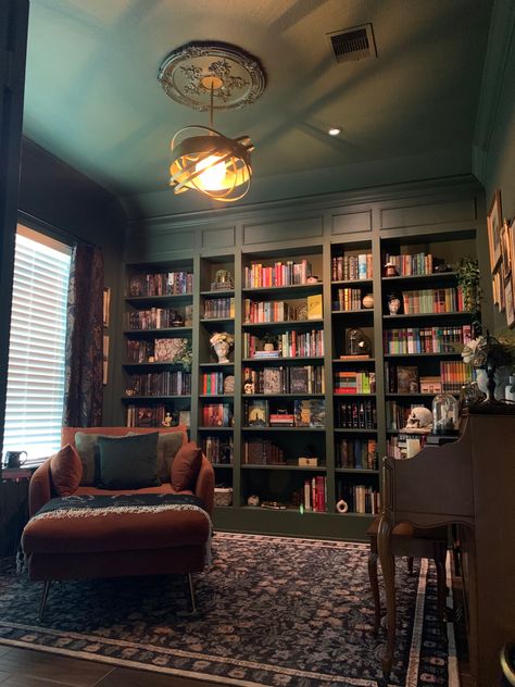 Dream Home Library, Cozy Home Library, Home Library Rooms, Cozy Library, Library Room, Deco Studio, Dark Home Decor, Home Library Design, Casa Vintage