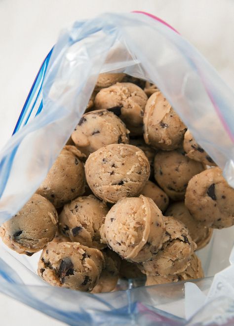 How To Freeze Cookie Dough – A Cozy Kitchen Cookies You Can Freeze, Freezing Cookie Dough, Freeze Cookie Dough, Freezable Cookies, Freezing Recipes, Cookies Dough, Food Planning, Freezer Meal Planning, Freezing Food