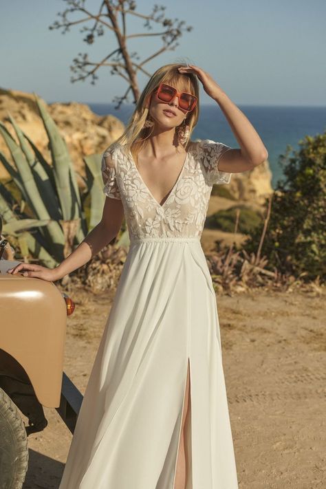 Flowing Wedding Dresses, Boho Chic Wedding Dress, Wedding Dresses Whimsical, Rembo Styling, Mary Dress, Boho Wedding Gowns, Chic Wedding Dresses, Wedding Gown Styles, Alternative Wedding Dresses