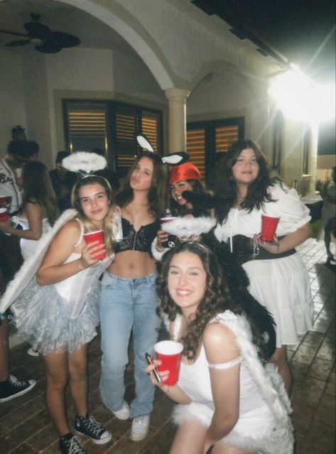 Halloween Costume Party Aesthetic, Group Halloween Pictures, Halloween Party Asethic, Summer Party Asthetics, Halloween Party Vibes, Halloween Party Teenagers, Pictures To Take, Halloween Party Teen, High School Halloween Party