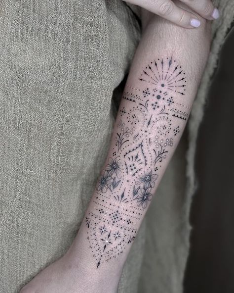 Wrist Ornamental Tattoo, Hand Gripping, Ankle Band Tattoo, Paris Tattoo, Tattoos To Cover Scars, Cool Wrist Tattoos, Hand And Finger Tattoos, Boho Tattoos, Ornamental Tattoo