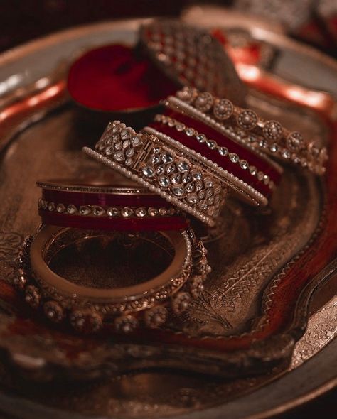 Red Bangles Aesthetic, Red Indian Aesthetic, Pakistani Asthetics, Indian Asthetics, Rajasthani Bride, Desi Vibes, Red Bangles, Bride Photos Poses, Mafia Boss