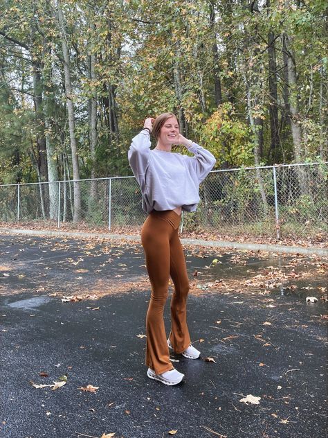 Fall Outfits Comfy Casual, Claw Clip Hairstyles Easy, Brown Leggings Outfit, Hairstyles Claw Clip, Aerie Flare Leggings, Fall Outfits Comfy, Flare Leggings Outfit, On Cloud Shoes, Rainy Day Outfits