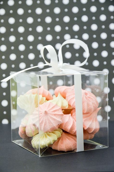 Meringue Wedding Favors, Meringue Packaging, Wedding Meringues, Meringue Wedding, Valentine Mantle Decor, Kisses Wedding Favors, Birthday Party Sweets, Dessert Packaging Design, Fish Cake Birthday