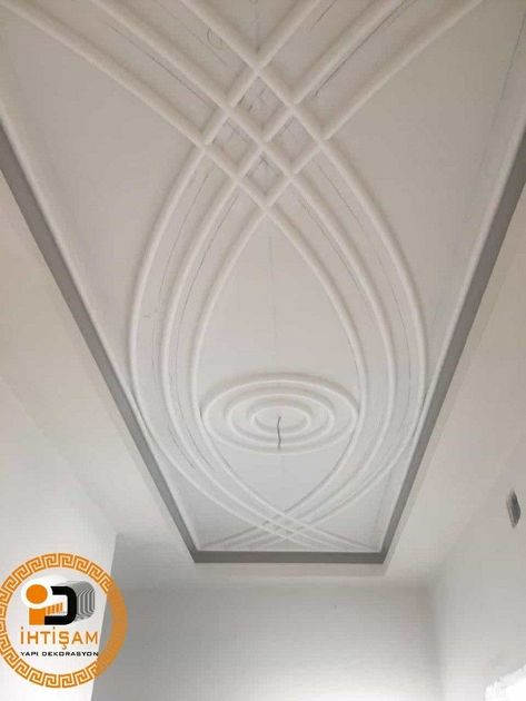 Ceiling Pop Designs, Modern Crown Molding, Coffered Ceiling Design, Architecture Ceiling, Pop Design For Hall, Drawing Room Ceiling Design, Pop Design For Roof, Molding Ceiling, Luxury Ceiling Design