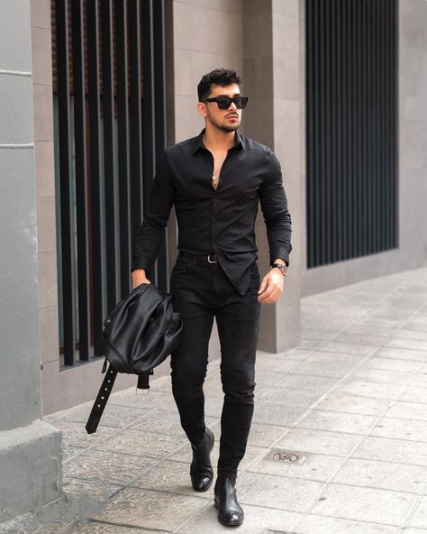 Nicolas Scavo on Instagram: “All black‼️———————————————————— If you want to look sophisticated, elegant, taller, slimmer, mysterious or that the girls see you sexier,…” Black Outfit Men, Dapper Mens Fashion, Men With Street Style, Classy Men, Elegante Casual, Fashion Suits For Men, Mens Fashion Classy, Mens Fashion Casual Outfits, Mens Lifestyle