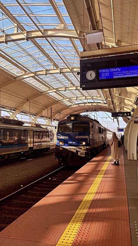 Train Reference Photo, Traveling By Train Aesthetic, Aesthetic Transportation, Railway Station Drawing, Trainstation Aesthetic, Train Station Interior, Train Station Aesthetic, Transport Photography, Transportation Photography