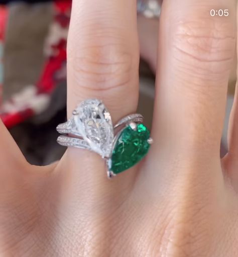 Megan Fox Ring, Fox Ring, Colored Diamond Rings, Emerald And Diamond Ring, Future Engagement Rings, Diamond Jewelry Designs, Dream Engagement, Dream Engagement Rings, Wedding Rings Vintage