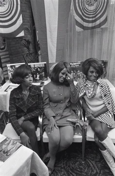 Diana Ross & The Supremes - Mary, Cindy, Diana - Amsterdam - 1968 1960 Costume, Florence Ballard, 70s Black Women, Diana Ross And The Supremes, Diana Ross Supremes, Romantic Kitchen, Mary Wilson, 60s Vibe, The Supremes