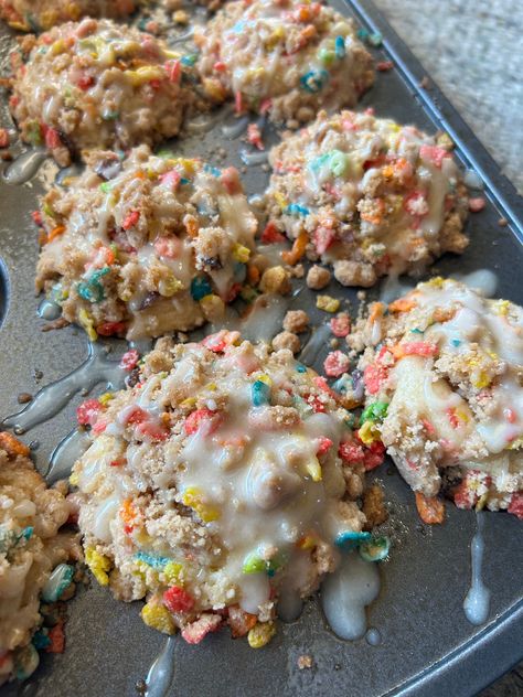 Fruity Pebbles Muffins Fruity Pebble Muffins, Fruity Pebbles Muffins, Cereal Muffins Recipes, How To Make Crumble, Cereal Muffins, Fruity Pebbles Cereal, Pebbles Cereal, Muffin Tops, Muffin Streusel