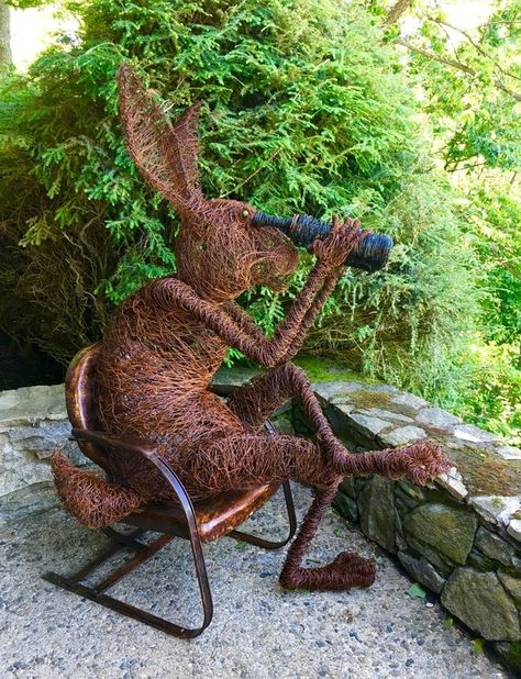 Picture Rabbit Metal Art, Metal Bunny Yard Art, Wire Animals Sculpture, Wire Animals Sculpture Easy, Rabbit Wire, Rabbit Sculpture Garden, Driftwood Art Sculpture, Scarecrows For Garden, Chicken Wire Art