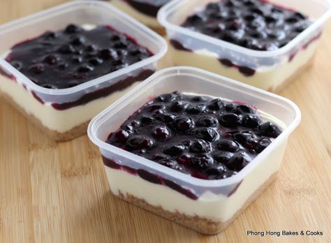 https://phonghongbakes.blogspot.com/2018/12/mini-blueberry-cheesecake-in-tubs.html Cheesecake Blueberry, Mini Cheesecake Recipes, Blueberry Topping, Cheesecake Cups, Nutella Cheesecake, Berry Cheesecake, Dessert Packaging, Dessert Boxes, Bakery Packaging