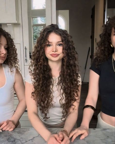 Curly Hair Long Aesthetic, Girls With Curly Hair Aesthetic, Curly Aesthetic Girl, Sunday Kolageras, Romantic Curly Hairstyles, Curly Hair Girl Aesthetic, Sunday Kalogeras, Kalogera Sisters, Curly Hair Salon