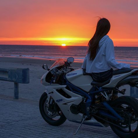 Motor Balap, Xe Ducati, Biker Photoshoot, Bike Aesthetic, Motorcycle Aesthetic, Biker Aesthetic, Female Biker, Bike Photoshoot, Motorbike Girl