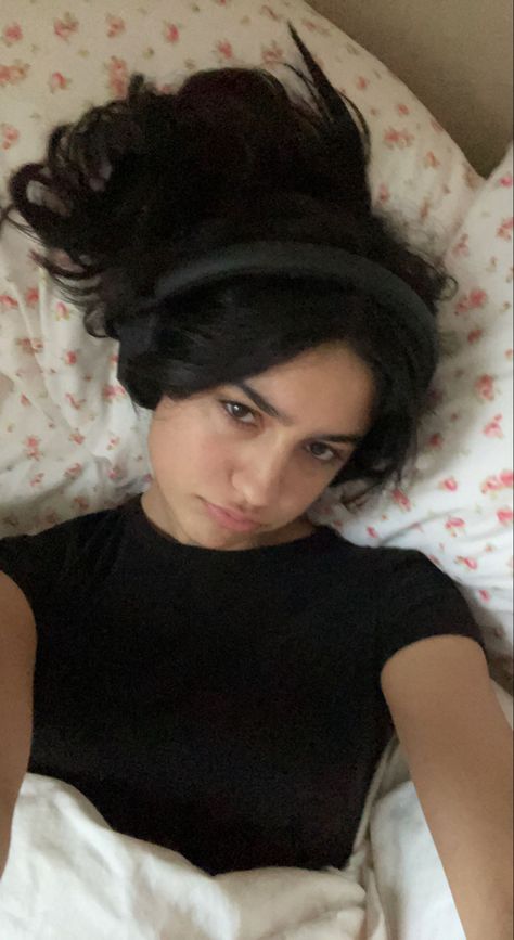 Selfie Poses Female, Photos In Bed Selfie, Sleeping Selfie Poses, Selfie In Bed Aesthetic, Bed Selfies Instagram Pictures, Bed Instagram Stories, Selfie In Bed Ideas, Bed Pics Instagram, Lying Down Selfie