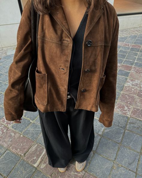 Suede details 🤎 Brown Suede Jacket Outfit, Suede Jacket Outfit, Brown Suede Jacket, Suede Coat, Aesthetic Look, Jacket Outfit, Winter Fits, Coat Outfits, Brown Jacket